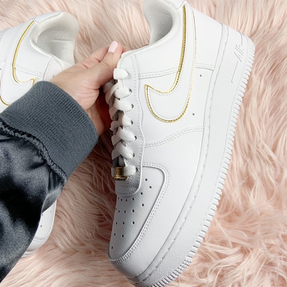 New Nike Women’s Air Force 1 ‘07 ESS Gold - Picture 5 of 5